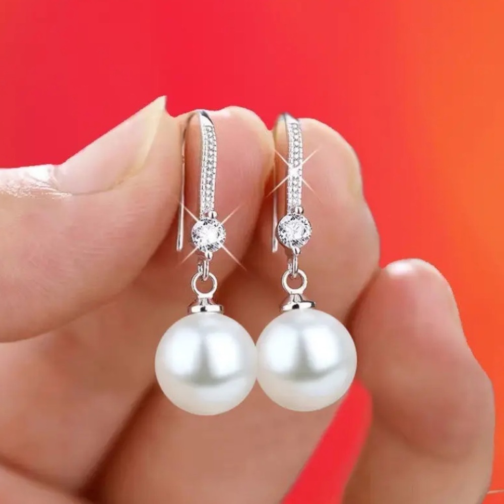 NWOT - Elegant Pearl Dangle Earrings